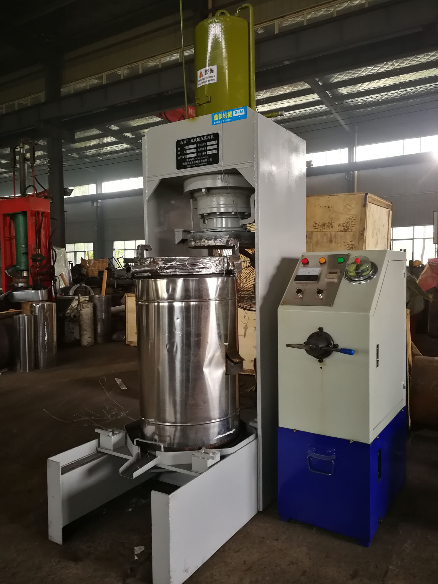 不銹鋼超高壓立式液壓壓榨機(jī)，果汁壓榨機(jī)，果渣壓榨機(jī)，藥材壓榨，油渣處理，白土壓榨